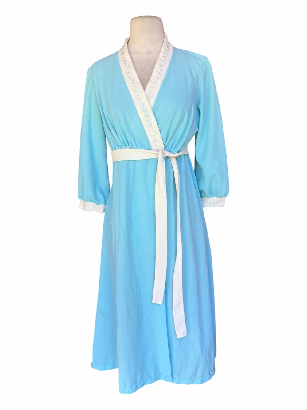 1950s/60s Vanity Fair w/o Tag Nylon Tricot Off White Embroidered Leaf Lapel Wrap